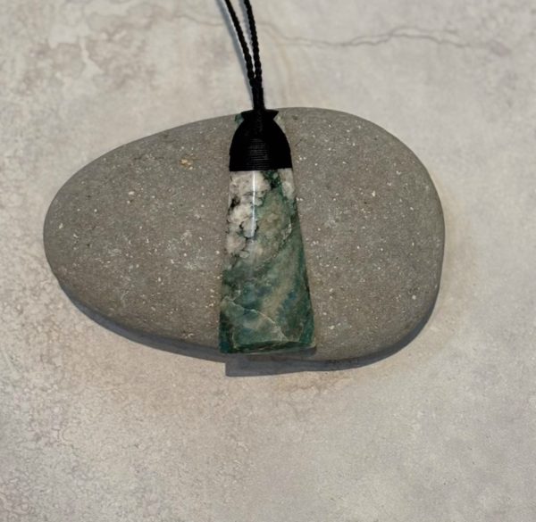 NZ greenstone toki or adze pendant